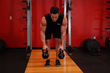Remo alterno con kettlebell: posición inicial