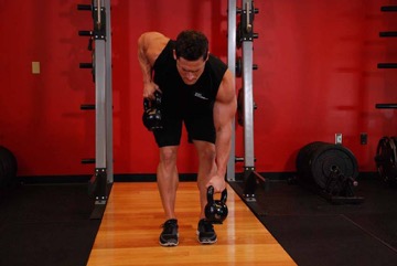 Remo alterno con kettlebell: posición final