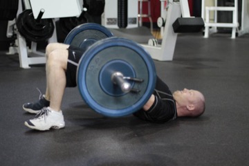 Glute bridge con barra: posición final