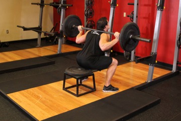 Barbell Squat To A Bench: posición final