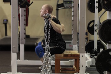 Box Squat with Chains: posición final