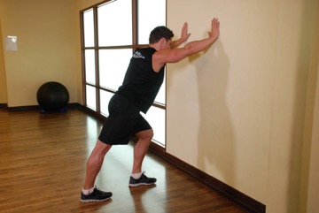 Calf Stretch Hands Against Wall: posición inicial