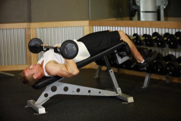 Decline Close-Grip Bench To Skull Crusher: posición final
