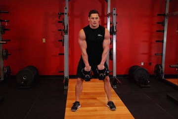 Double Kettlebell Alternating Hang Clean: posición inicial