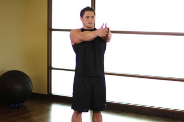 Dynamic Chest Stretch: posición inicial