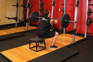 Front Barbell Squat To A Bench: posición final
