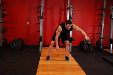 Kettlebell Pass Between The Legs: posición inicial