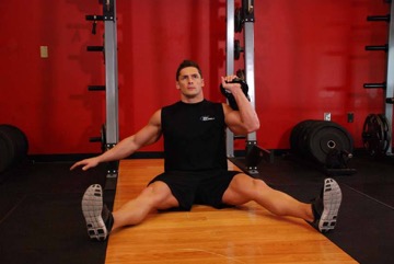 Press sentado con kettlebell: posición inicial
