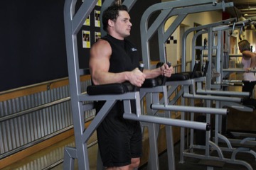 Knee/Hip Raise On Parallel Bars: posición inicial