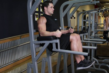 Knee/Hip Raise On Parallel Bars: posición final