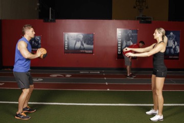 Medicine Ball Chest Pass: posición inicial