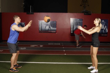 Medicine Ball Chest Pass: posición final