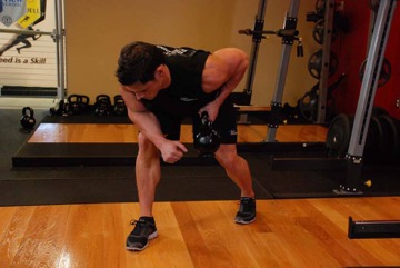 Remo a una mano con kettlebell: posición final