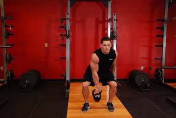One-Arm Kettlebell Split Snatch: posición final
