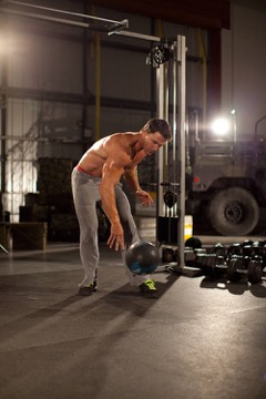 One-Arm Medicine Ball Slam: posición final