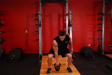 One-Arm Open Palm Kettlebell Clean: posición inicial