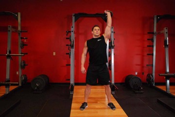 Sentadilla a una mano sobre la cabeza con kettlebell: posición inicial