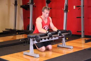 Palms-Down Wrist Curl Over A Bench: posición inicial