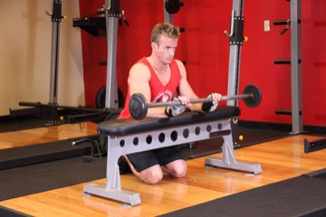 Palms-Down Wrist Curl Over A Bench: posición final