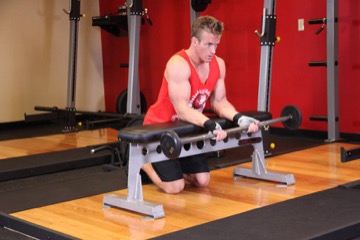 Palms-Up Barbell Wrist Curl Over A Bench: posición inicial