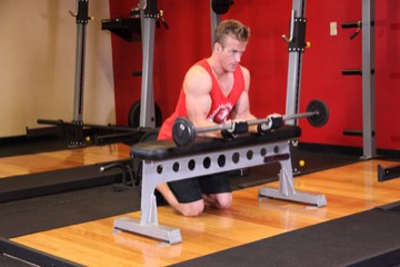 Palms-Up Barbell Wrist Curl Over A Bench: posición final
