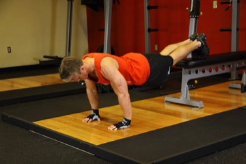 Push-Ups With Feet Elevated: posición inicial