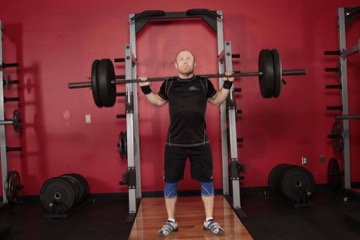 Push press tras nuca con barra: posición inicial