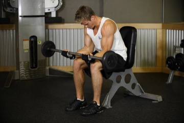 Seated Palm-Up Barbell Wrist Curl: posición final