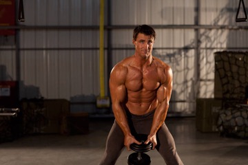 Single Dumbbell Raise: posición inicial