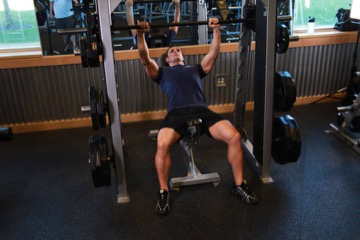 Smith Incline Shoulder Raise: posición inicial