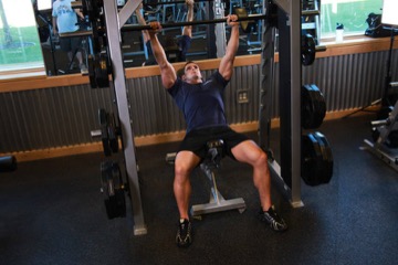 Smith Incline Shoulder Raise: posición final