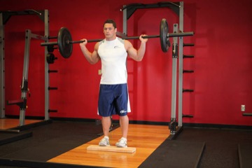 Standing Barbell Calf Raise: posición final