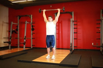 Standing Barbell Press Behind Neck: posición final