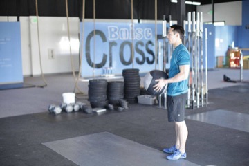 Standing Two-Arm Overhead Throw: posición inicial