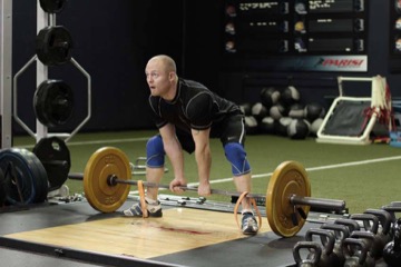 Sumo Deadlift with Bands: posición inicial