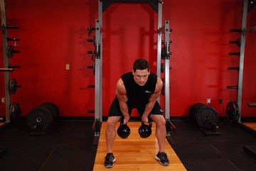 Two-Arm Kettlebell Clean: posición inicial