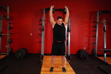 Press militar con kettlebell: posición final